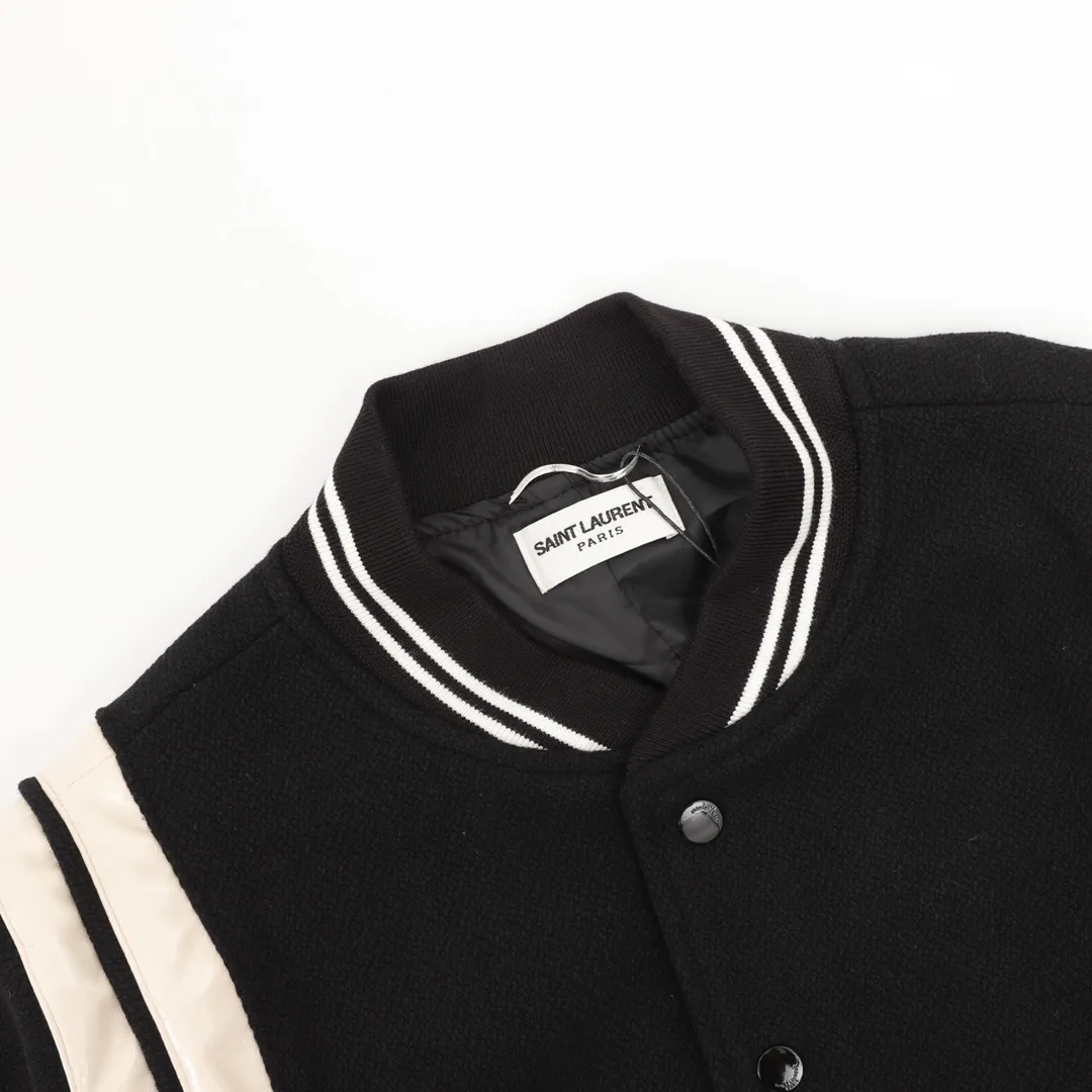 P710 Saint Laurent Paris/Saint Laurent classic leather baseball collar jacket SLP classic color matching baseball jacket baseball jacket, channel boutique. The most popular baseball jacket for trendy men and trendy women. There are versions at all levels in the market (you must compare the details). The most powerful quality control has been producing and researching baseball uniforms for 7 years. The details are exquisite. With it, you are the most beautiful boy in the world. The paint-coated full-face four-button buckle (button with LOGO), the average weight of the fabric is nearly 900 grams, and it is made of wool + eyeliner blended, custom-woven and dyed wool with high color fastness. The lining is made of silky and delicate cupro fiber material. The lining pocket only has buttons on the right side! Size：46-52